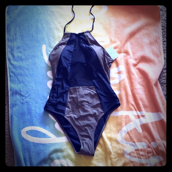 One piece - Picture 1 of 2